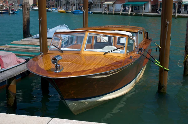 Ein glänzend poliertes Holzboot lizenzfreie Stockfotos