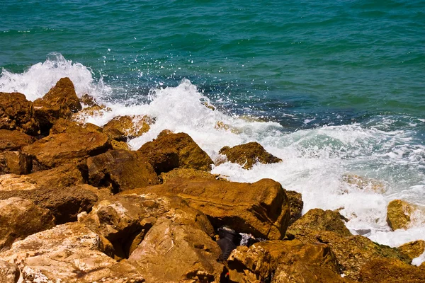 Playa con la espuma de las olas — Foto de Stock