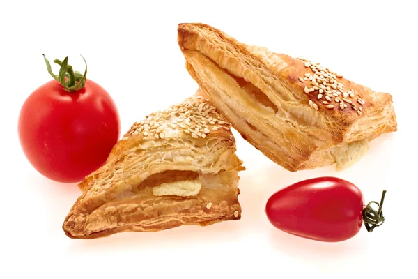 Pasteles con queso y tomates sobre fondo blanco — Foto de Stock