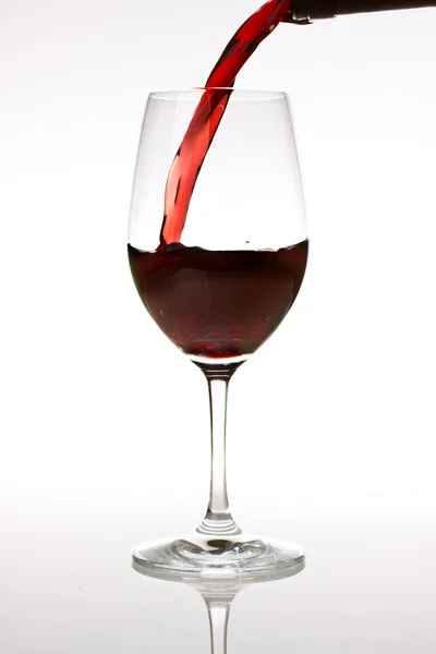 Vino: chorro de vino tinto en una copa — Foto de Stock