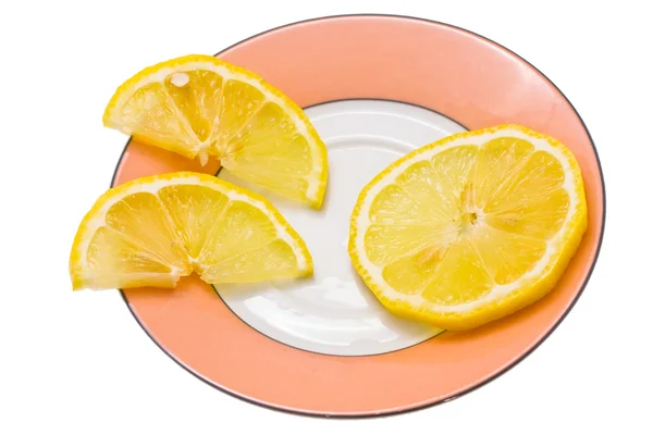 La mitad del limón maduro expresado sobre fondo blanco — Foto de Stock