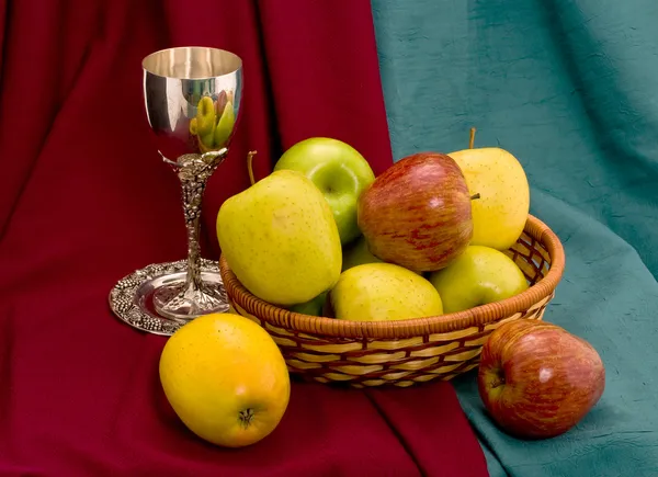 Tasse und Apfelkorb lizenzfreie Stockbilder