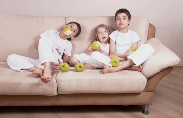 Дети и яблоки — стоковое фото