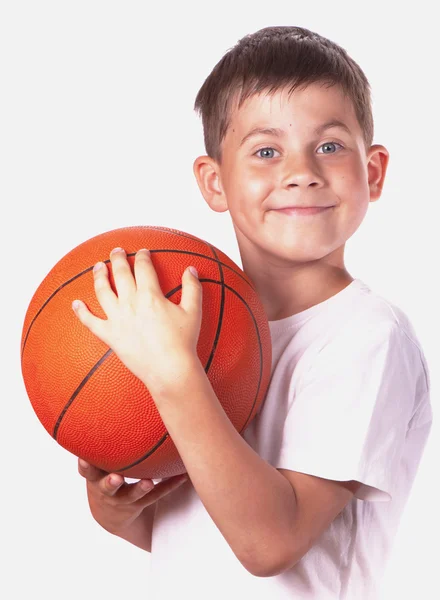 Criança com bola de basquete — Fotografia de Stock