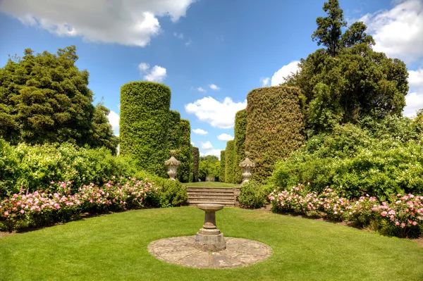 Inglês imponente casa jardim — Fotografia de Stock