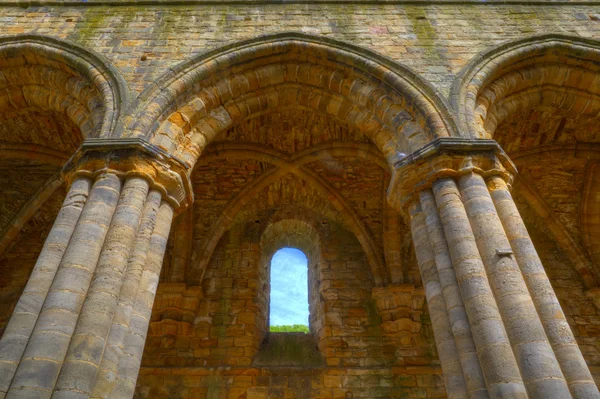 Gotische bogen van middeleeuwse abdij — Stockfoto