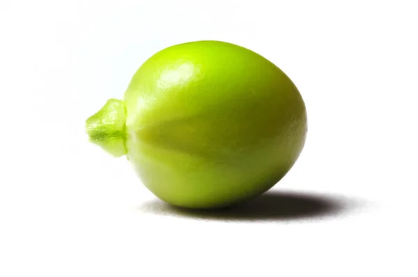 Ervilha verde isolada sobre branco — Fotografia de Stock