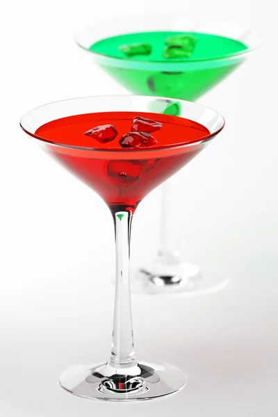 Martini kadehi ile üzerine beyaz izole kırmızı ve yeşil kokteyler — Stok fotoğraf