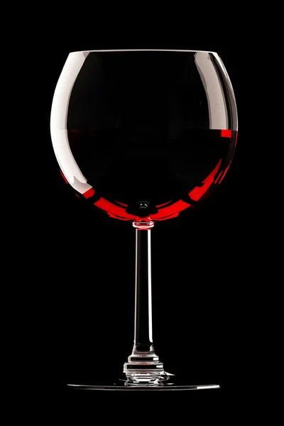 Copo de vinho tinto sobre fundo preto — Fotografia de Stock