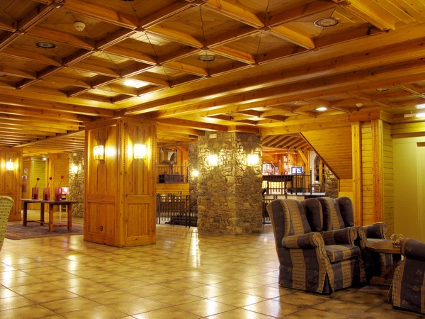 Luxo de madeira interior com luzes — Fotografia de Stock