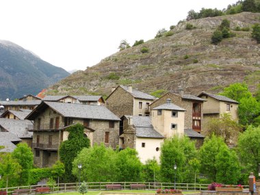 küçük köyde pyrenees