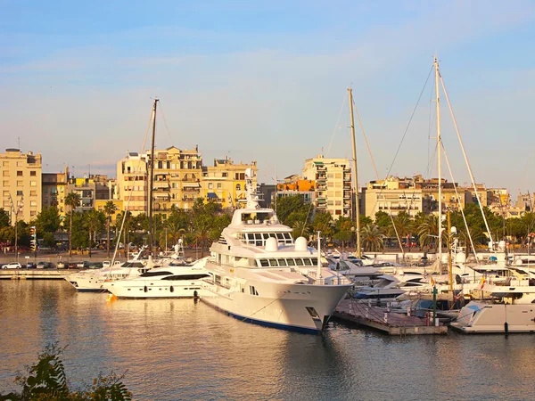 Sommige boten in de haven van Barcelona — Stockfoto