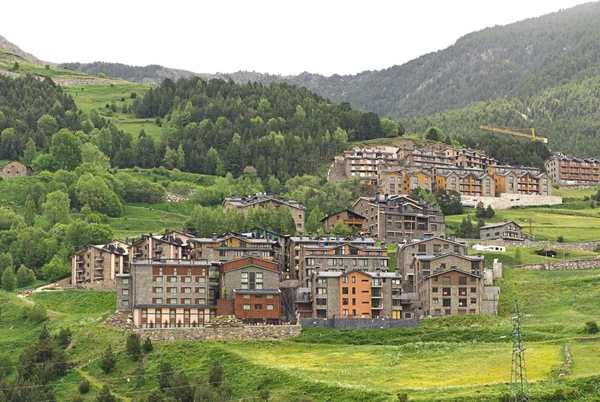 Liten by i Pyrenéerna — Stockfoto