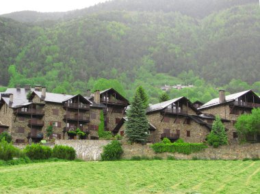 küçük köyde pyrenees