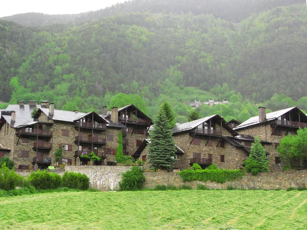 Klein dorpje in de Pyreneeën — Stockfoto