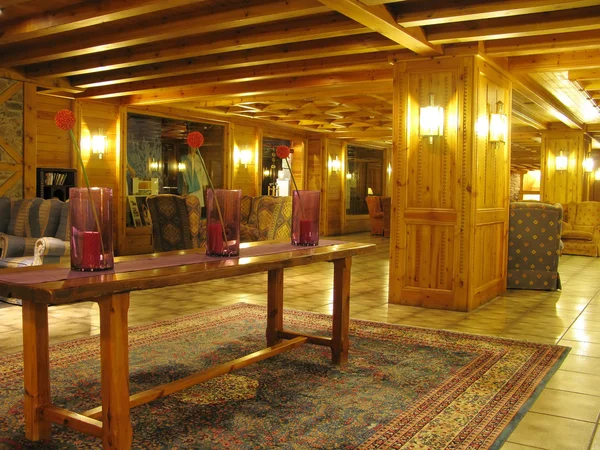 Luxo de madeira interior com luzes — Fotografia de Stock