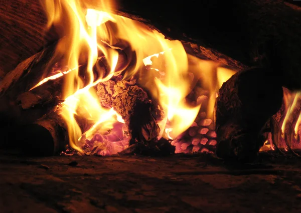 Gorące palącym się kominkiem — Zdjęcie stockowe