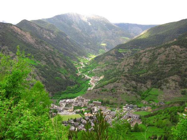 Kleine plaats (town) in de Pyreneeën — Stockfoto