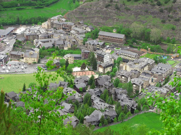 Liten stad i Pyrenéerna — Stockfoto