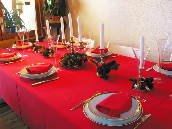 Χριστουγεννιάτικο τραπέζι σε κόκκινο με χαρακτηριστική διακόσμηση — Φωτογραφία Αρχείου