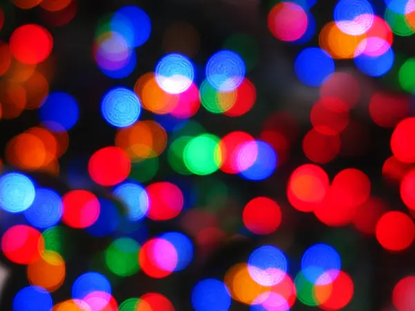 カラフルなクリスマス抽象ぼやけ色とりどりの照明 — ストック写真