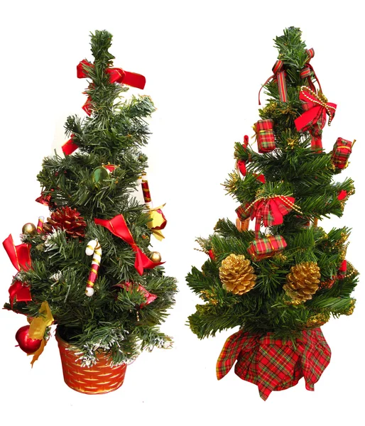 Två små julgranar som en dekoration prydnader, isolerade i vitt — Stockfoto