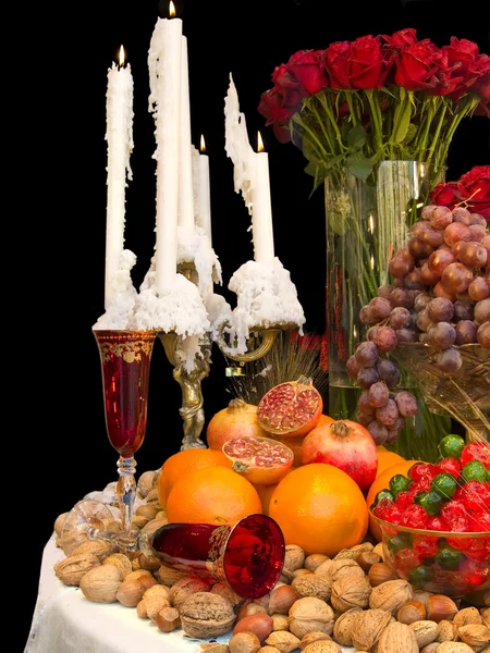 Tabel gerangschikt met bloemen, kaarsen, vruchten en noten — Stockfoto
