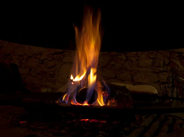 Heiße brennende Feuerstelle — Stockfoto