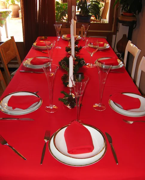 Χριστουγεννιάτικο τραπέζι σε κόκκινο με χαρακτηριστική διακόσμηση — Φωτογραφία Αρχείου