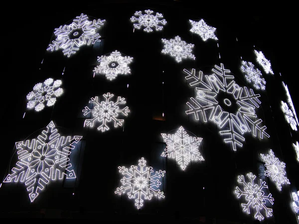 クリスマスの照明は、冷凍の雪片をシミュレートします。バルセロナの通りの詳細 — ストック写真