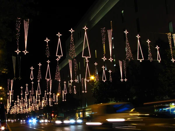 Vánoční osvětlení v barcelonské ulici — Stock fotografie