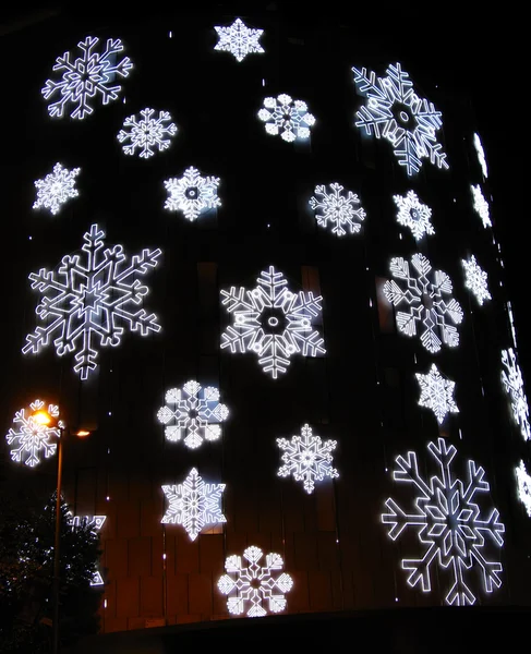 Karácsonyi fények szimuláló fagyasztott hópelyhek. Barcelona street részletesen — Stock Fotó