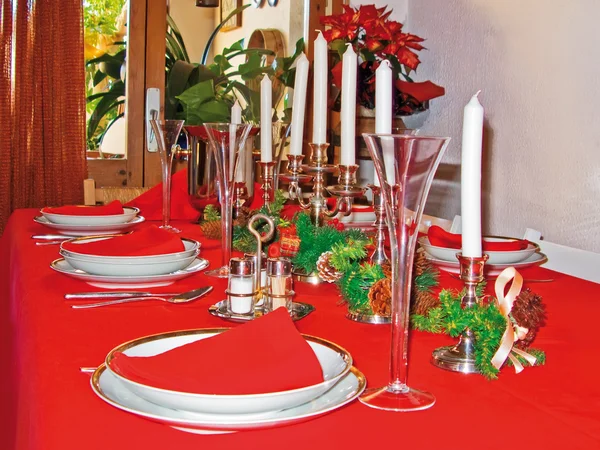 Рождественский стол в красном с типичным декором — стоковое фото