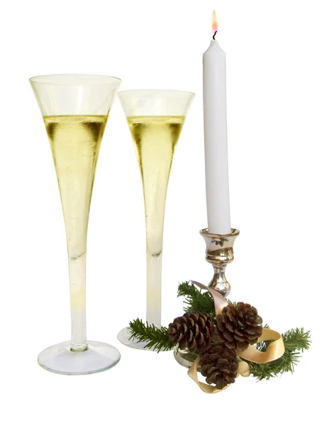 Biały Gwiazdkowa Świeca i ozdoby, dwa kubki szampana, na białym tle, w — Zdjęcie stockowe