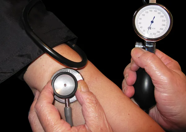 Het meten van de bloeddruk. isolatie in zwart-wit — Stockfoto
