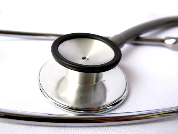 Ein graues medizinisches Stethoskop isoliert auf weißem Hintergrund — Stockfoto