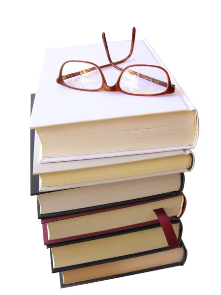 Kitaplar kazık üstünde tepe, gözlüklü izole kırpma yolu ile beyaz — Stok fotoğraf