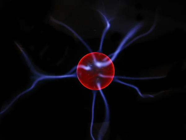 Eletricidade em uma bola de plasma no Museu da Ciência de Barcelona — Fotografia de Stock