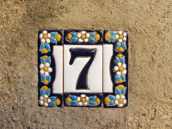 Número siete en una baldosa de cerámica en la calle —  Fotos de Stock