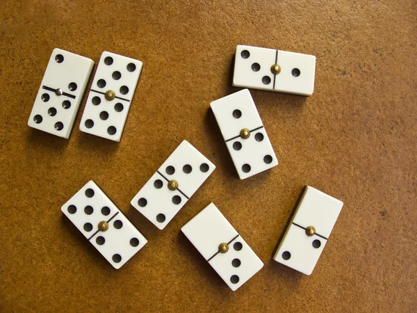 Witte domino stukken in roestig bruine achtergrond — Stockfoto