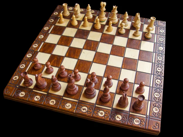Quadro de xadrez branco e castanho de madeira com peças alinhadas, isolado em preto, g — Fotografia de Stock