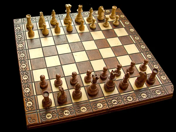 Houten witte en bruine schaakbord met uitgelijnde stukken, geïsoleerde in zwart, g — Stockfoto
