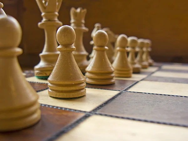 Houten witte en bruine schaakbord close-up — Stockfoto
