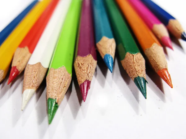 Diverse fargerike blyanter på nært hold – stockfoto