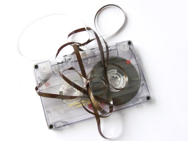 eski bir beyaz izole kaset, zarar görmüş.