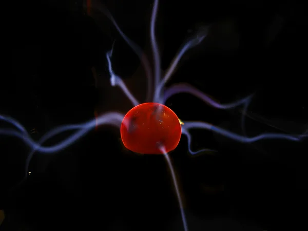 Elettricità in una palla al plasma al Museo della Scienza di Barcellona — Foto Stock