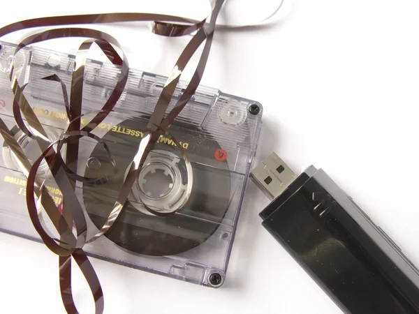 Een oude beschadigd cassette tape, versus een mp3 pen drive. nieuwe versus oude techno — Stockfoto