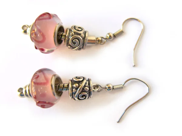 Perlen und Edelsteine Ohrringe isoliert in weiß — Stockfoto