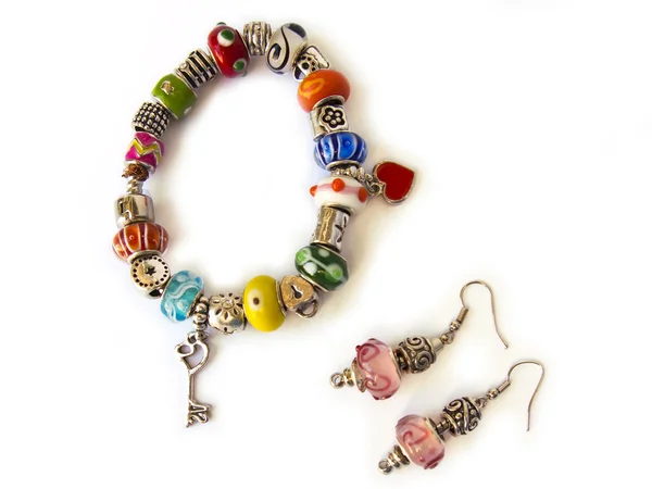 Bracelet perles et pierres précieuses, et une paire de boucles d'oreilles, isolées en blanc — Photo