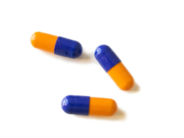 Comprimidos isolados em fundo branco — Fotografia de Stock